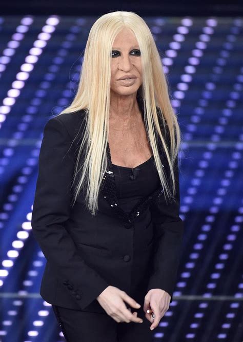 gonna imitazione versace|VIRGINIA RAFFAELE/ L’imitazione di Donatella Versace.